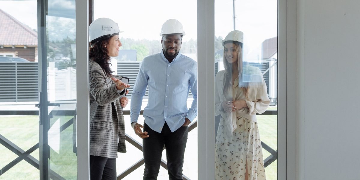 Expert agents demonstrate their valuation competence by clearly explaining their methods and numbers.